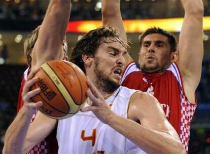 Pau Gasol protege el balón ayer en el partido contra Croacia.