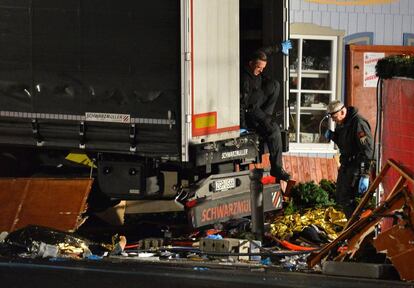 Un policía baja del camión después de registrar el remolque del vehículo que se estrello contra un mercadillo navideño en Berlín Oeste.