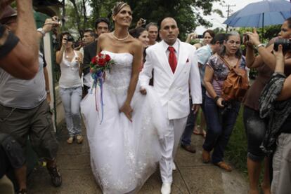 Ignacio y Wendy abandonan el juzgado de La Habana convertidos en marido y mujer.