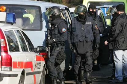 La policía suiza ha acordonado la zona minutos después de haberse producido el asalto.