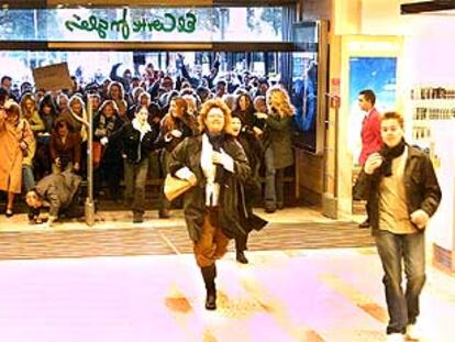Ayer, a la 'hora cero', los clientes entraron a la carrera en unos grandes almacenes de Barcelona.