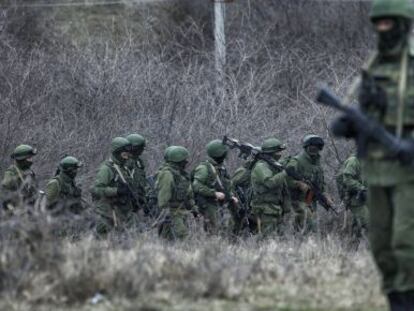 Soldados rusos marchan alrededor de una base ucrania en Perevalnoye, a las afueras de Simferópol.