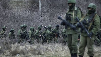 Soldados rusos marchan alrededor de una base ucrania en Perevalnoye, a las afueras de Simferópol.
