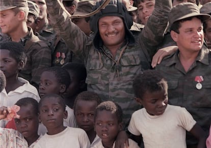 Soldados cubanos posan con niños en Luanda, en 1989, antes de abandonar Angola.