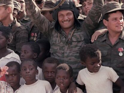 Soldados cubanos posan con niños en Luanda, en 1989, antes de abandonar Angola.