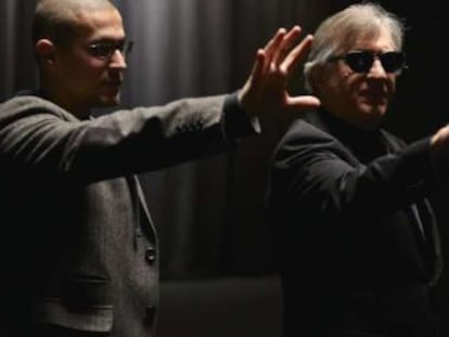 Rodrigo Cortés dirige a Robert de Niro durnate el rodaje de 'Luces Rojas'