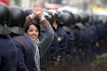  Una joven sobrepasa el cordón policial para saludar, en una manifestación de estudiantes, en Madrid, en marzo de 2004. 