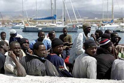 Un grupo de inmigrantes, a su llegada a Tenerife.