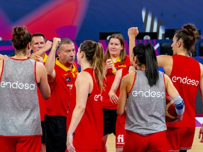 La selección española femenina hace piña tras un entrenamiento previo a su debut en el Eurobasket.