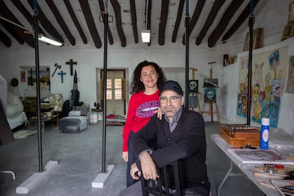 Susana Hermoso-Espinosa y Marc Montijano en el estudio de Montijano, situado en la planta superior de la casa que compraron en 2022 en Villanueva del Rosario.