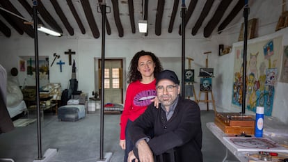 Susana Hermoso-Espinosa y Marc Montijano en el estudio de Montijano, situado en la planta superior de la casa que compraron en 2022 en Villanueva del Rosario.
