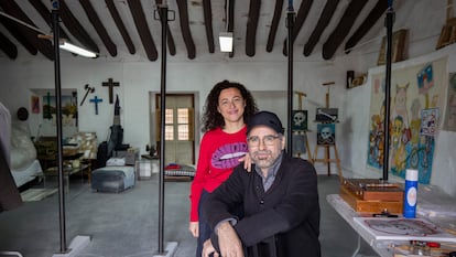 Susana Hermoso-Espinosa y Marc Montijano en el estudio de Montijano, situado en la planta superior de la casa que compraron en 2022 en Villanueva del Rosario.