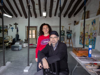 Susana Hermoso-Espinosa y Marc Montijano en el estudio de Montijano, situado en la planta superior de la casa que compraron en 2022 en Villanueva del Rosario.