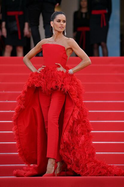 La modelo Izabel Goulart fue otra de las invitadas al estreno de la película The Innocent que apostó por el rojo, uno de los colores protagonistas de esta jornada, con un diseño de pantalón y una gran capa repleta de plumas de la firma Ashi Studio.