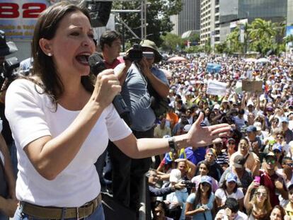 A deputada María Corina Machado fala aos manifestantes em um protesto contra Nicolás Maduro, no último dia 16 de fevereiro.