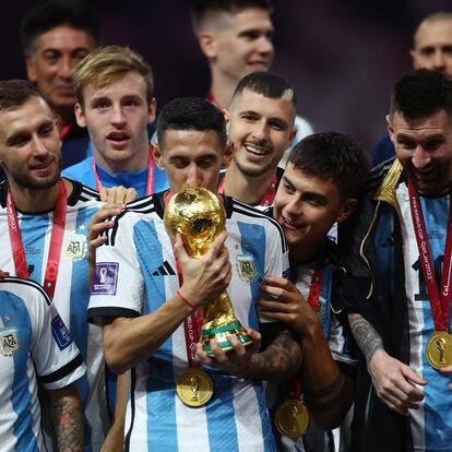 Soccer Football - FIFA World Cup Qatar 2022 - Final - Argentina v France - Lusail Stadium, Lusail, Qatar - December 18, 2022 Argentina's Angel Di Maria kisses the trophy as he celebrates winning the World Cup REUTERS/Carl Recine