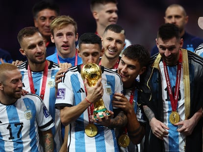Di María besa la Copa del Mundo tras vencer en los penaltis a Francia.