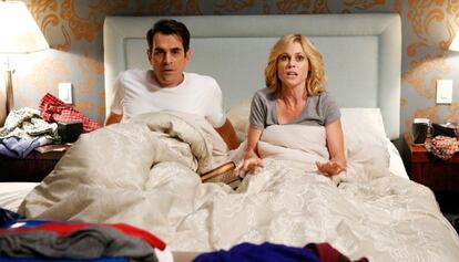 Ty Burrell y Julie Bowen, interpretando a Phil y Claire Dunphy en la serie 'Modern Family', también con sus problemas en la cama.