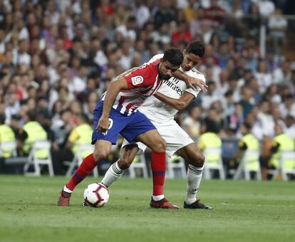 Diego Costa, del Atlético de Madrid, presiona a Varane del Real Madrid.