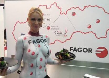 Una azafata con el logo de Fagor en el pecho, en la feria de Bratislava.