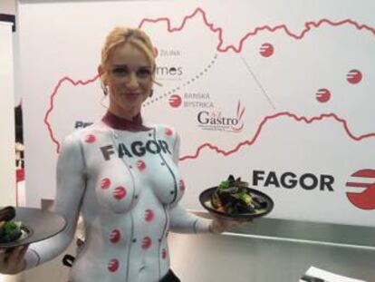 Una azafata con el logo de Fagor en el pecho, en la feria de Bratislava.