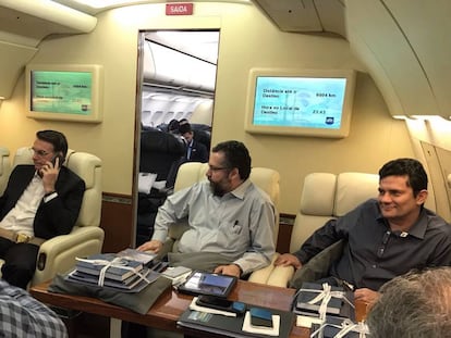 O presidente Jair Bolsonaro entre o filho Eduardo (à esq.), o chanceler Ernesto Araújo e o ministro Moro (Justiça), na aeronave a caminho de Davos.