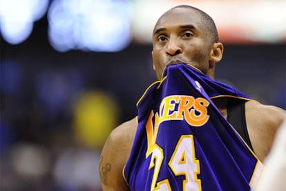 El jugador Kobe Bryant, de Los Lakers, se muerde la camiseta en un partido de esta temporada.