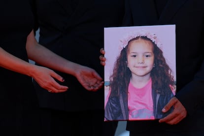 Una foto de Hind Rajab se sostiene en la alfombra roja durante la llegada a la proyección de 'La voz de Hind' en competición en el 82º Festival de Cine de Venecia, el 3 de septiembre de 2025.