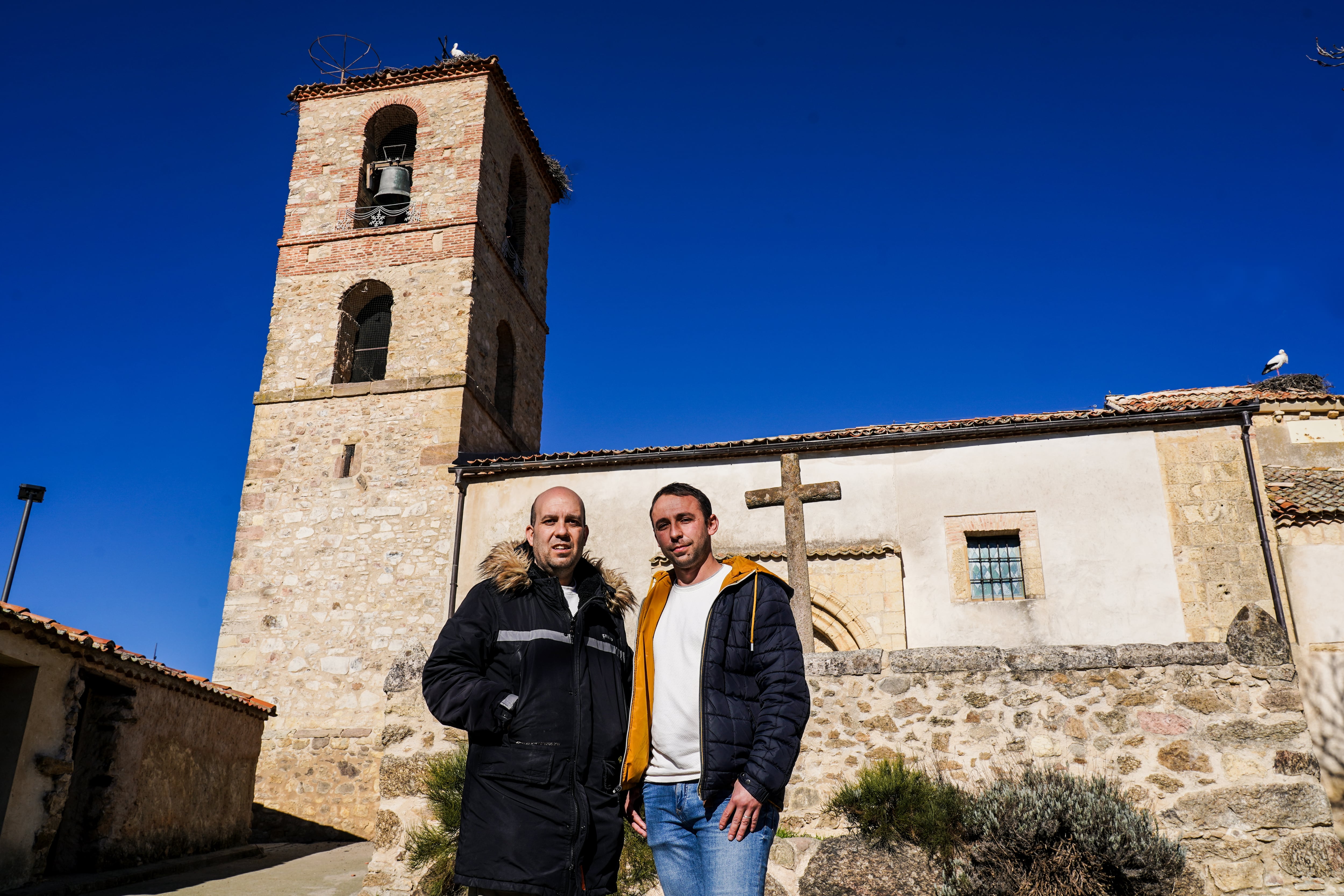 El veto a comulgar que enfrenta a dos parejas homosexuales con el cura del pueblo y la Diócesis de Segovia: “No me quiero esconder para ir a misa”