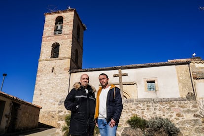 Jos Mara Lpez y Mario Calvo delante de la Iglesia de San Bartolom en Basardilla (Segovia), esta semana.