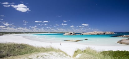 Quienes visitan Australia por primera vez suelen dirigirse a la costa oriental (desde Sídney hasta la Gran Barrera de Coral) o al sur, a Melbourne y sus alrededores. Pero Australia es todo un continente: la espectacular costa Occidental bien merece un viaje por sí misma y, sobre todo, por los desconocidos paisajes al sur de Perth. Desde Margaret River hasta el sur del Estado se extienden unas costas que abrazan un océano azul intenso. Y más allá de la arena, entre bosques y tierras agrícolas pobladas de canguros, se encuentran algunas de las cervecerías y restaurantes más famosos del país.<br></br> Es el momento de descubrir esta otra cara de Australia, con festivales gastronómicos y culturales, surf de primera calidad, ballenas en abundancia y posibilidades de excursiones por la costa. Solo hay que ponerse en ruta: a unas tres horas en coche al sur de Perth se encuentra Margaret River, con sitios fantásticos para practicar surf y nadar. Y desde aquí, en unas cuatro horas uno se encuentra en medio de paisajes salvajes e inspiradores: sitios como Greens Pool, en Denmark, y Little Beach, en el parque nacional Two Peoples, cerca de Albani. Y, más al sur todavía, Esperance (en la imagen) y la bahía Lucky compensan todas las horas al volante. <br></br> Más información en <a href="https://www.lonelyplanet.es/" target="_blank">www.lonelyplanet.es</a> y en <a href="https://www.lonelyplanet.es/best-in-asia-pacific" target="_blank">Best in Asia-Pacífico.</a>