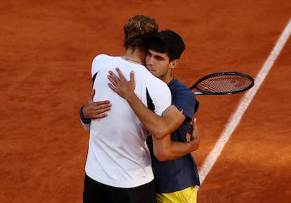 Alcaraz abraza a Zverev tras el final del partido. 