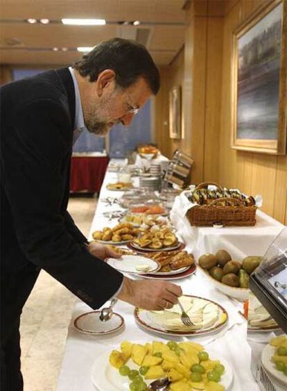 Desayuno en el hotel. A Rajoy le gusta el queso.