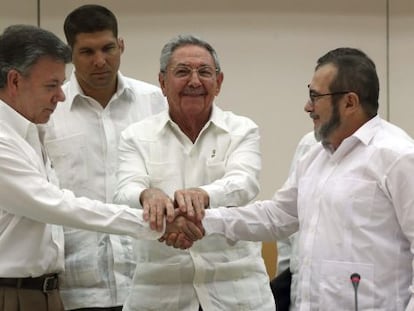 Juan Manuel Santos y Rodrigo Londoño, 'Timochenko', se dan la mano en La Habana junto a Raúl Castro, en septiembre de 2019.