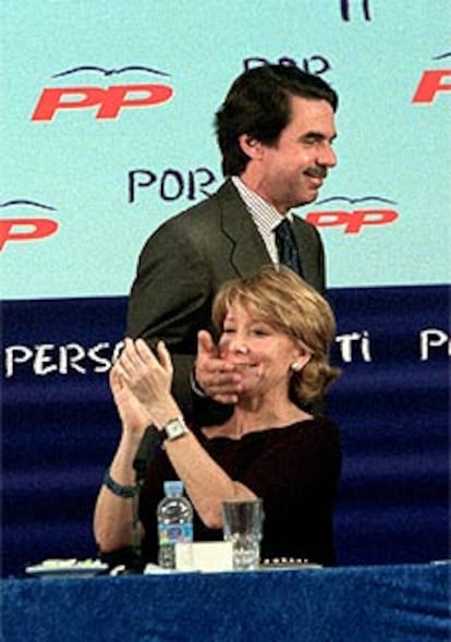 José María Aznar saluda a Esperanza Aguirre ayer en Madrid.