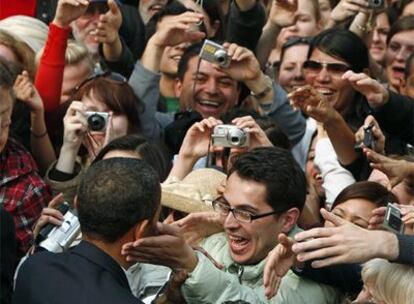 Barack Obama saluda a la gente concentrada en la plaza de Hradcany, junto al Castillo de Praga.