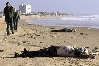 Los cuerpos de dos inmigrantes muertos en el naufragio de una patera frente a la costa de Rota.