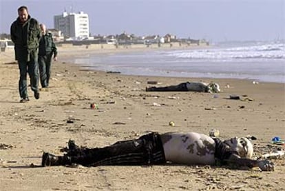 Los cuerpos de dos inmigrantes muertos en el naufragio de una patera frente a la costa de Rota.