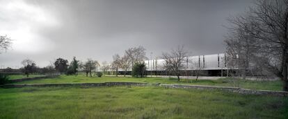 El proyecto del edificio de aulas y departamentos de la Universidad Pablo de Olavide de Sevilla ha sido realizado por José Morales y Sara de Giles, del estudio MGM Arquitectos. Mención del jurado: "Un proyecto pensado desde la sección que, de un modo inteligente, libera la planta baja del edificio para ser utilizada por los alumnos como espacios comunes y zonas de relación. Una construcción radical y arriesgada que en algunos momentos genera espacios mágicos, donde el límite entre el interior y el exterior no llega a reconocerse con nitidez".