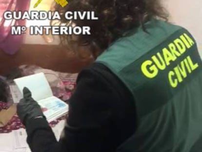 Una agente con los pasaportes interceptados en la operación. 