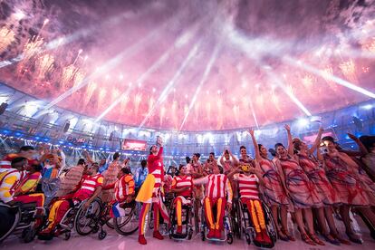 Voluntários durante o lançamento de fogos artificiais no estádio do Maracanã, no Rio de Janeiro.