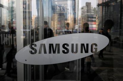 FILE PHOTO: The logo of Samsung Electronics is seen at its office building in Seoul, South Korea, March 23, 2018. REUTERS/Kim Hong-Ji/File Photo