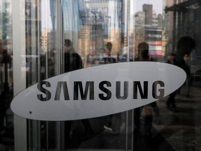 FILE PHOTO: The logo of Samsung Electronics is seen at its office building in Seoul, South Korea, March 23, 2018.   REUTERS/Kim Hong-Ji/File Photo