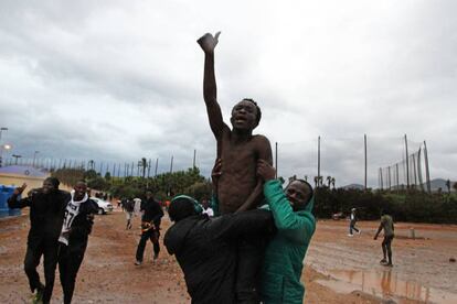 Unos cien inmigrantes entran en Melilla tras saltar la valla.