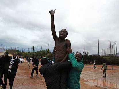 Unos cien inmigrantes entran en Melilla tras saltar la valla. 