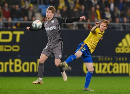 Vidorreta y Álex Fernández pelean por el balón en el Cádiz-Numancia de Segunda.