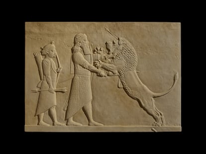 Asurbanipal matando al león simboliza la fuerza y el valor del rey.