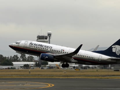 Fotografía de archivo fechada el 12 de enero de 2018 de un avión de la empresa Aeroméxico aterrizando en el aeropuerto Internacional de La Ciudad de México (México).