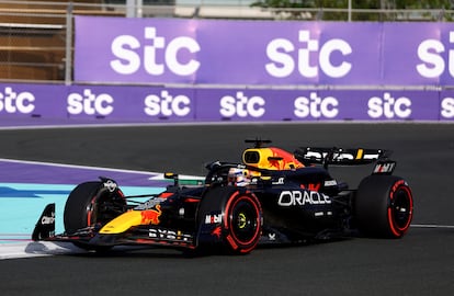 Max Verstappen durante los entrenamientos libres del GP de Arabia de F1 en el circuito de Jeddah.