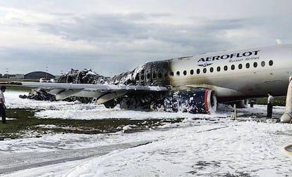 Estado del Sukhoi Superjet-100 de Aeroflot Airlines tras el incendio, en el aeropuerto Sheremetievo de Moscú.